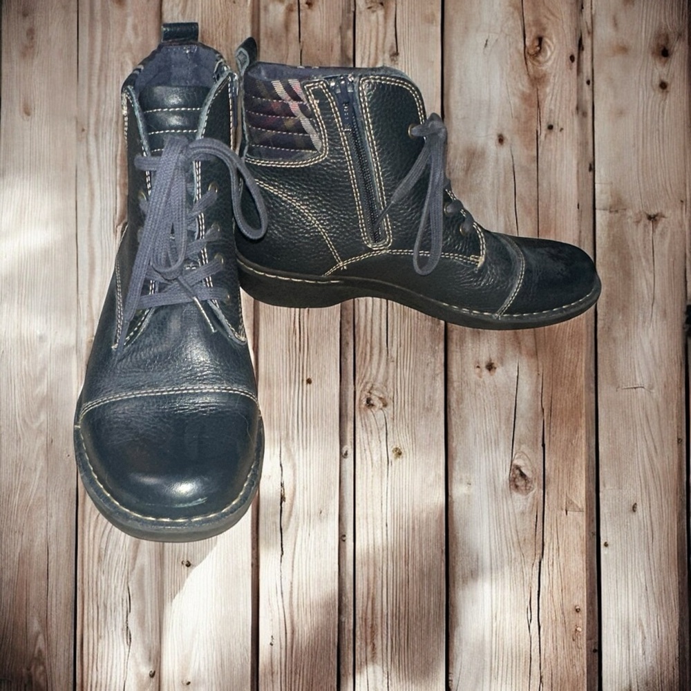 Women’s Clark’s collection whistle bea booties - size 7 - Picture 3 of 6